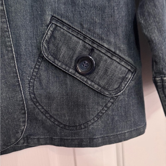 Style & Co Crop BlueJean Jacket with big buttons and has pockets, Size Medium - Picture 13 of 14